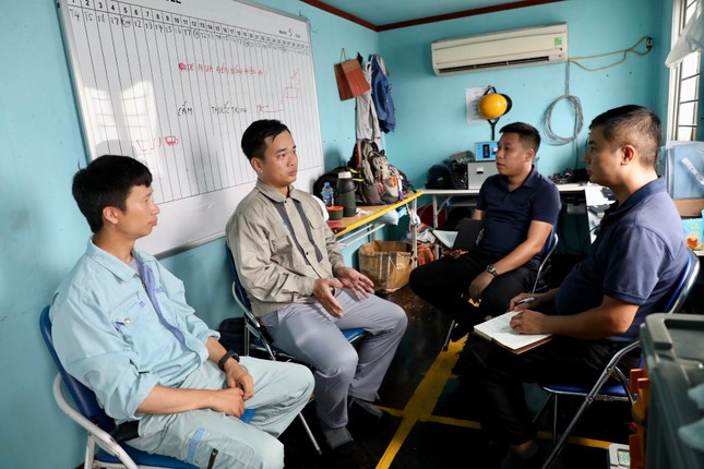 Các kỹ sư trên công trường trò chuyện cùng nhóm phóng viên. Các kỹ sư trên công trường trò chuyện cùng nhóm phóng viên.