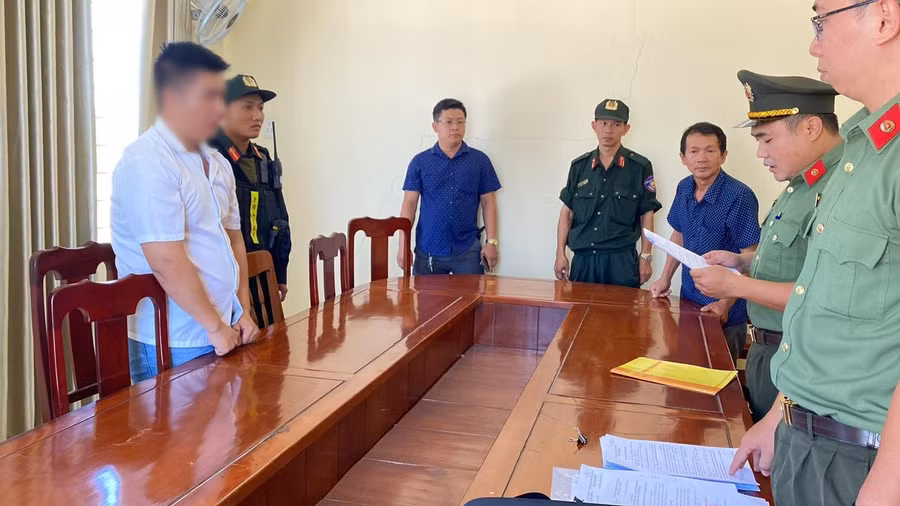 Công an tỉnh Quảng Ngãi thi hành lệnh bắt bị can để tạm giam, lệnh khám xét chỗ ở đối với PVL (áo trắng). Ảnh: Công an Quảng Ngãi Công an tỉnh Quảng Ngãi thi hành lệnh bắt bị can để tạm giam, lệnh khám xét chỗ ở đối với PVL (áo trắng). Ảnh: Công an Quảng Ngãi