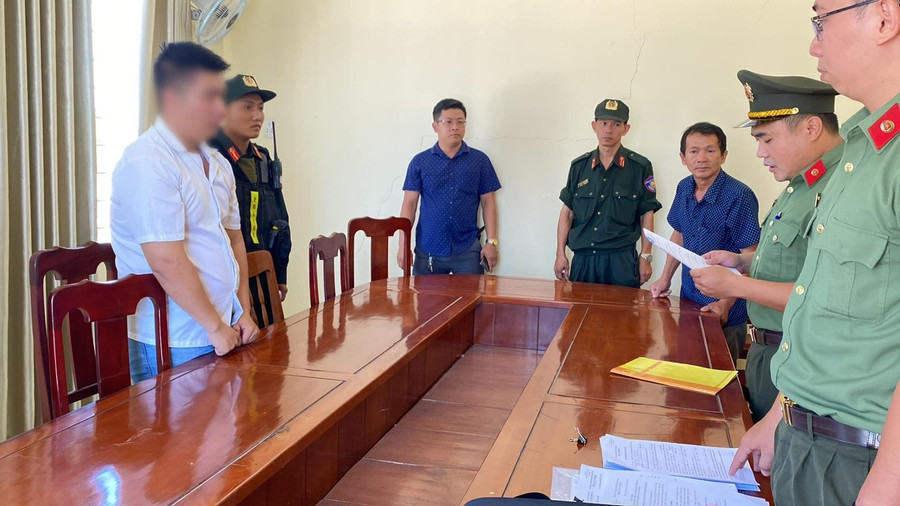 Công an tỉnh Quảng Ngãi thi hành lệnh bắt bị can để tạm giam, lệnh khám xét chỗ ở đối với PVL (áo trắng). Ảnh: Công an Quảng Ngãi