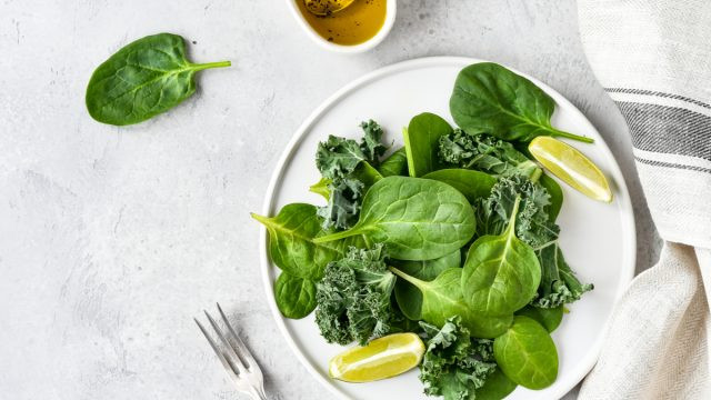 Rau bó xôi chứa các chất chống oxy hóa lutein và zeaxanthin giúp bảo vệ mắt và ngăn ngừa thoái hóa điểm vàng. Ảnh: SHUTTERSTOCK