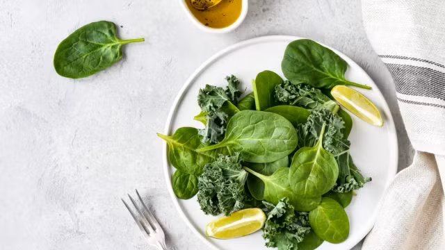 Rau bó xôi chứa các chất chống oxy hóa lutein và zeaxanthin giúp bảo vệ mắt và ngăn ngừa thoái hóa điểm vàng. Ảnh: SHUTTERSTOCK