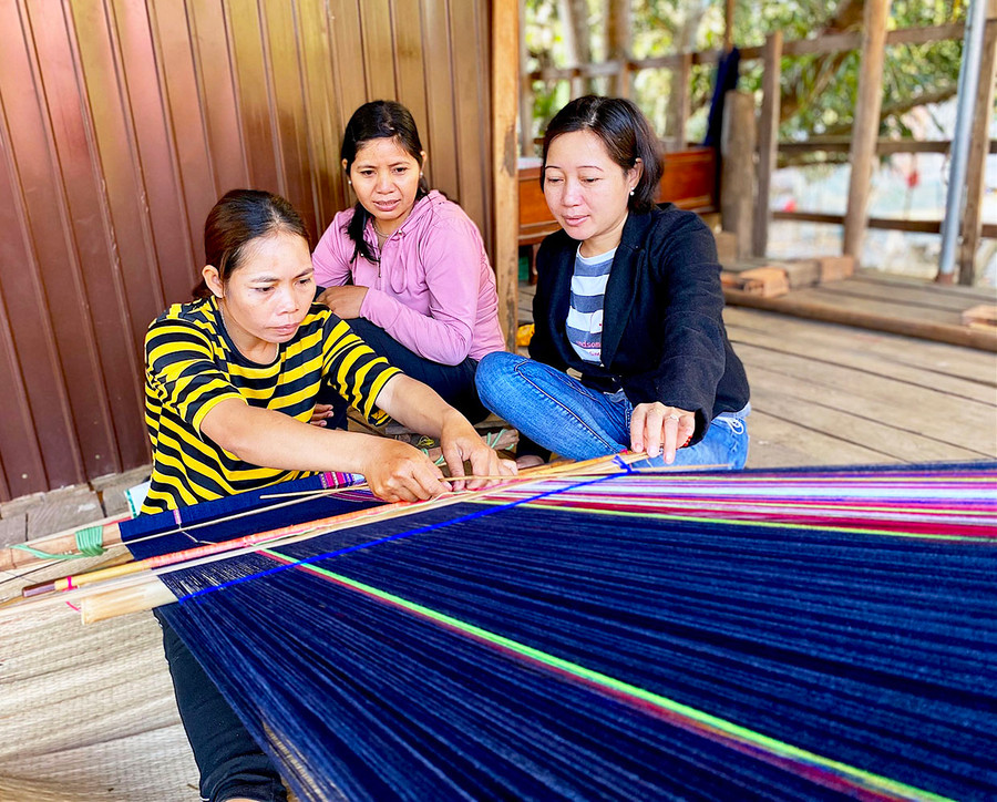 Hội viên phụ nữ Bahnar huyện Kông Chro luôn tâm huyết với nghề dệt thổ cẩm truyền thống. Ảnh: N.U Hội viên phụ nữ Bahnar huyện Kông Chro luôn tâm huyết với nghề dệt thổ cẩm truyền thống. Ảnh: N.U