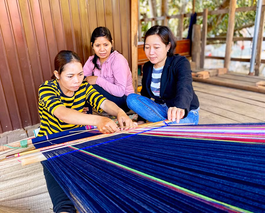 Hội viên phụ nữ Bahnar huyện Kông Chro luôn tâm huyết với nghề dệt thổ cẩm truyền thống. Ảnh: N.U