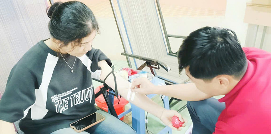 Cán bộ, giáo viên và đoàn viên thanh niên của Trường Cao đẳng Gia Lai tham gia hiến máu tình nguyện. Ảnh: Hồng Ngọc Cán bộ, giáo viên và đoàn viên thanh niên của Trường Cao đẳng Gia Lai tham gia hiến máu tình nguyện. Ảnh: Hồng Ngọc