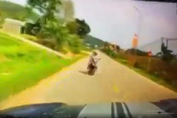 Hình ảnh xe bán tải lấn làn tông chiếc xe máy khiến 2 phụ nữ tử vong. Hình ảnh trích xuất từ camera hành trình của xe bán tải