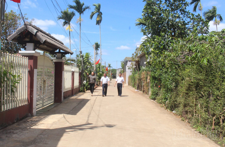 Nhiều con đường bê tông nông thôn mới ở xã Đắk Lao, huyện Đắk Mil được xây dựng từ sự hỗ trợ của Nhà nước và đóng góp của Nhân dân. Nhiều con đường bê tông nông thôn mới ở xã Đắk Lao, huyện Đắk Mil được xây dựng từ sự hỗ trợ của Nhà nước và đóng góp của Nhân dân.