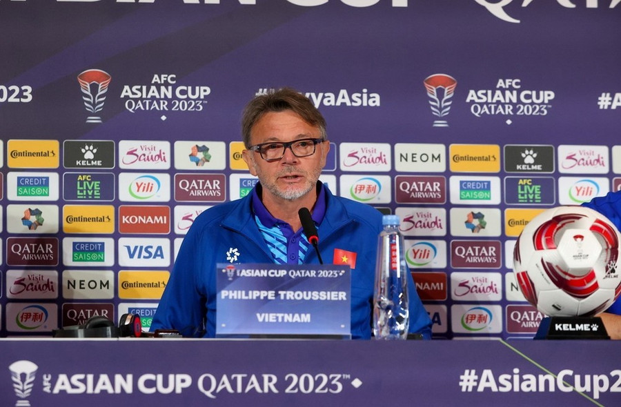 Huấn luyện viên Philippe Troussier phát biểu tại cuộc họp báo. (Ảnh: Hoàng Linh/TTXVN) Huấn luyện viên Philippe Troussier phát biểu tại cuộc họp báo. (Ảnh: Hoàng Linh/TTXVN)