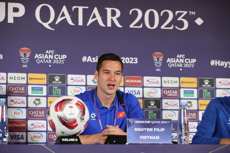Thủ môn Nguyễn Filip phát biểu tại cuộc họp báo. (Ảnh: Hoàng Linh/TTXVN) Thủ môn Nguyễn Filip phát biểu tại cuộc họp báo. (Ảnh: Hoàng Linh/TTXVN)