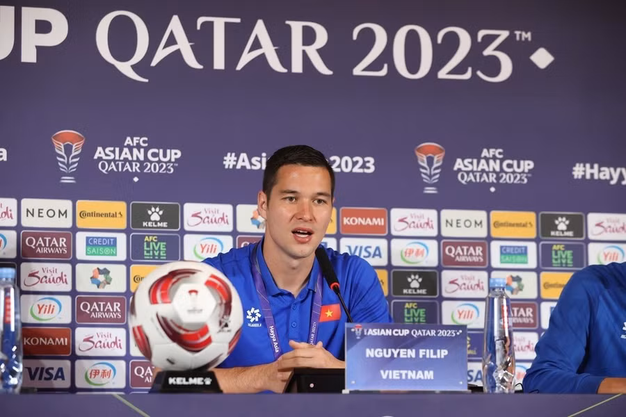 Thủ môn Nguyễn Filip phát biểu tại cuộc họp báo. (Ảnh: Hoàng Linh/TTXVN)