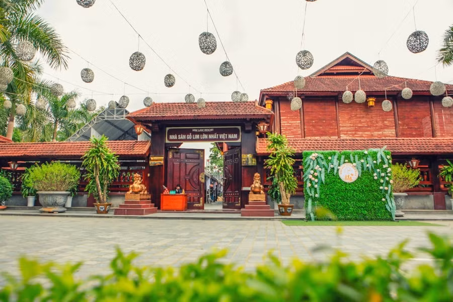 Nhà sàn gỗ lim lớn nhất Việt Nam thuộc Khu Du lịch sinh thái Him Lam Resort được trang hoàng sẵn sàng phục vụ du khách. (Ảnh: TTXVN phát)