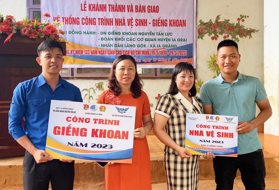 Huyện Đoàn Ia Grai cùng các Mạnh Thường Quân trao bảng tượng trưng công trình giếng khoan và nhà vệ sinh tại điểm trường làng Gộk thuộc Trường Mẫu giáo 7/5 (xã Ia Grăng). Ảnh: Ngọc Chung