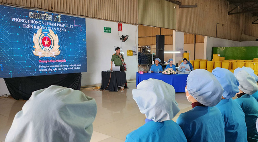 Công nhân Khu Công nghiệp Trà Đa (TP. Pleiku) được tuyên truyền về phòng ngừa vi phạm pháp luật trên không gian mạng. Ảnh: Đinh Yến