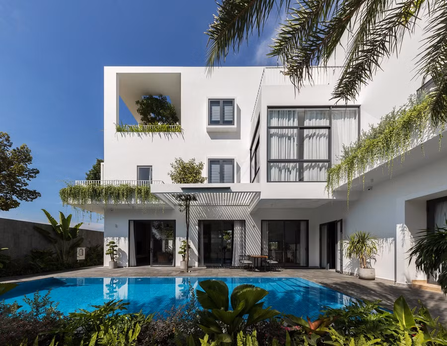 Khối nhà được thiết kế lùi nhiều so với mặt đường và phát triển theo hình chữ L ôm lấy bể bơi giúp không gian các phòng đều có hướng nhìn ra bể bơi.