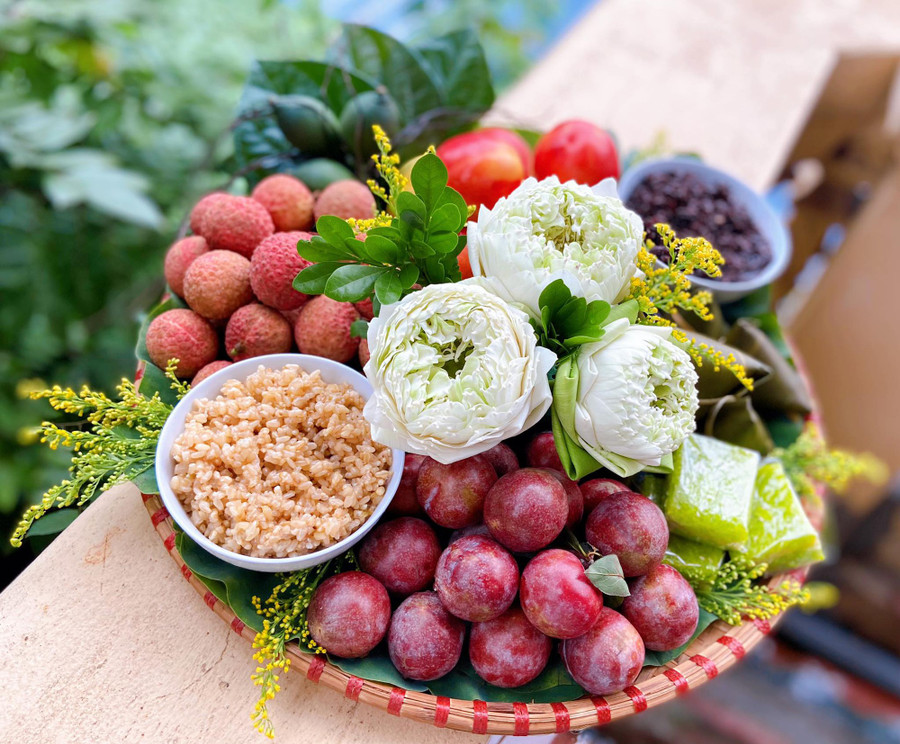 Chị Trang thành tâm dâng lễ cúng tổ tiên vào ngày Tết Đoan Ngọ. Ảnh: TRANG NGUYỄN Chị Trang thành tâm dâng lễ cúng tổ tiên vào ngày Tết Đoan Ngọ. Ảnh: TRANG NGUYỄN