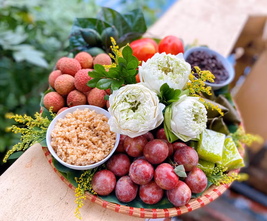 Chị Trang thành tâm dâng lễ cúng tổ tiên vào ngày Tết Đoan Ngọ. Ảnh: TRANG NGUYỄN