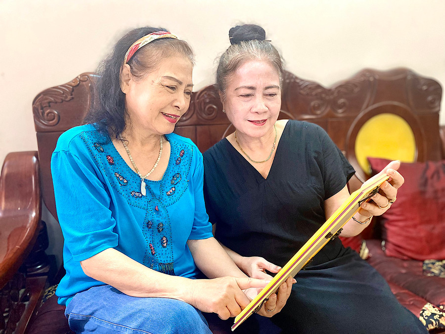 Nghệ sĩ Nhân dân Đinh Xuân La (bìa trái) cùng em gái-Nghệ sĩ Ưu tú Đinh Xuân Va ôn lại những kỷ niệm đẹp thuở còn đứng trên sân khấu biểu diễn mừng Quốc khánh 2-9. Ảnh: M.T Nghệ sĩ Nhân dân Đinh Xuân La (bìa trái) cùng em gái-Nghệ sĩ Ưu tú Đinh Xuân Va ôn lại những kỷ niệm đẹp thuở còn đứng trên sân khấu biểu diễn mừng Quốc khánh 2-9. Ảnh: M.T