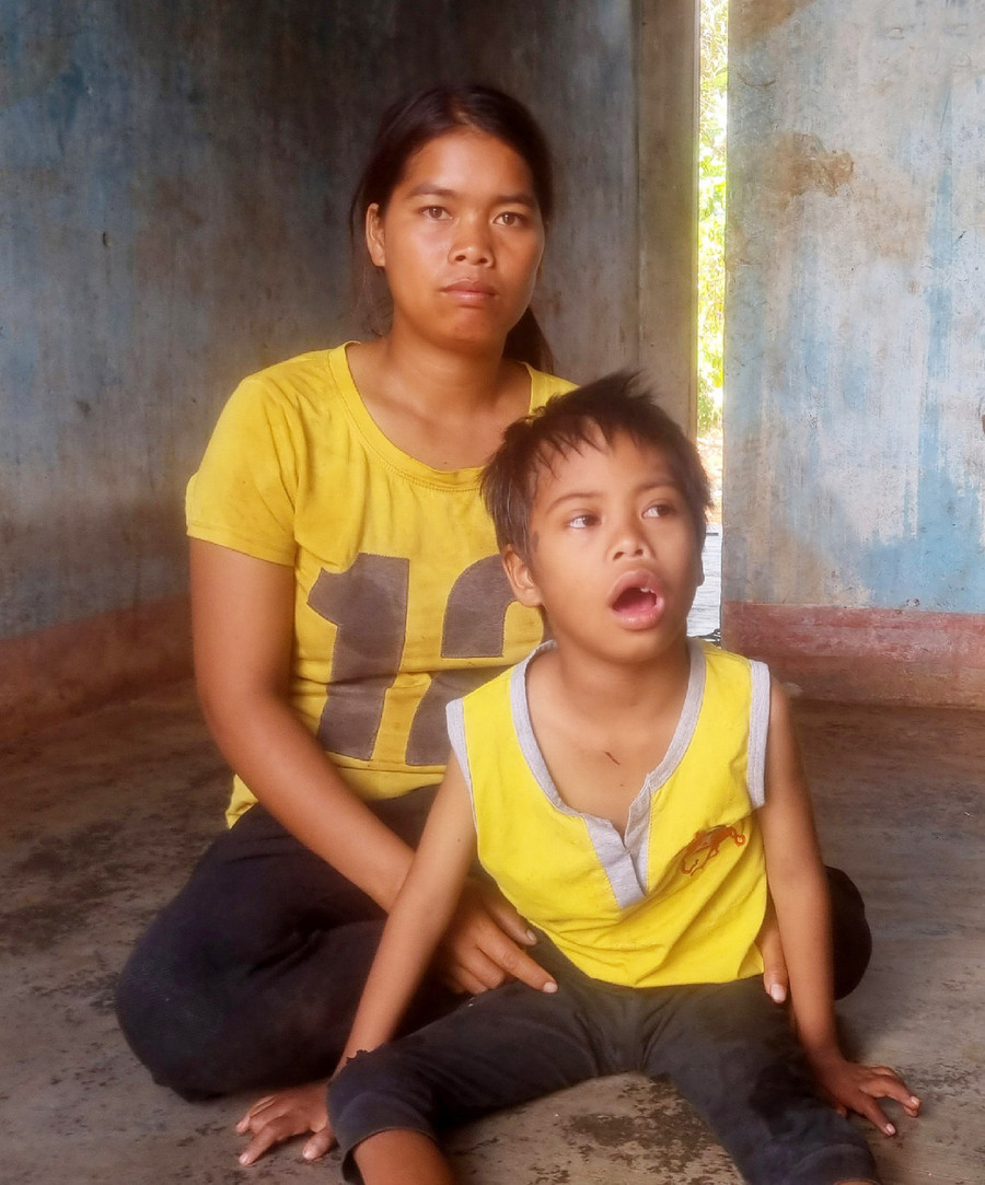 Chị Rơ Lan Anh (làng Klah, xã Al Bá, huyện Chư Sê) cùng con trai Rơ Lan Chai. Ảnh: H.P