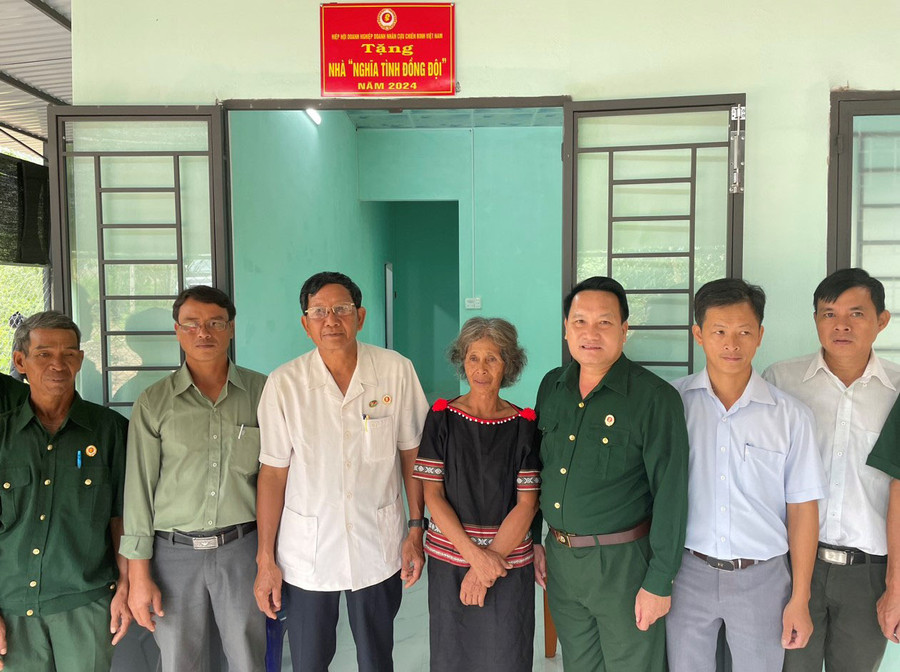Đại diện Hội Cựu chiến binh tỉnh và các ban ngành, đoàn thể bàn giao nhà nghĩa tình đồng đội cho bà Hich (thứ 4 từ trái qua). Ảnh: Phương Dung Đại diện Hội Cựu chiến binh tỉnh và các ban ngành, đoàn thể bàn giao nhà nghĩa tình đồng đội cho bà Hich (thứ 4 từ trái qua). Ảnh: Phương Dung