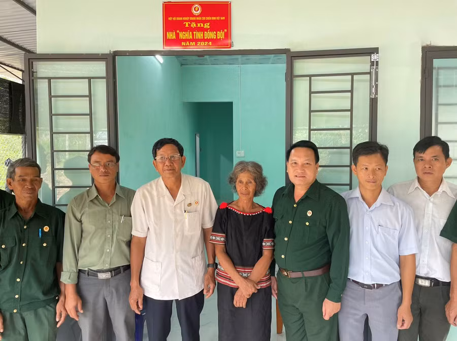 Đại diện Hội Cựu chiến binh tỉnh và các ban ngành, đoàn thể bàn giao nhà nghĩa tình đồng đội cho bà Hich (thứ 4 từ trái qua). Ảnh: Phương Dung