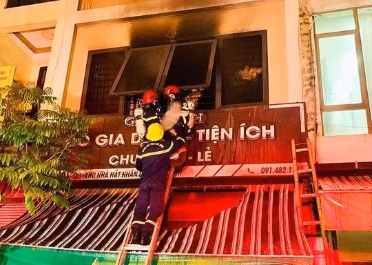 Đưa các nạn nhân vụ cháy ra ngoài. Ảnh: CTV