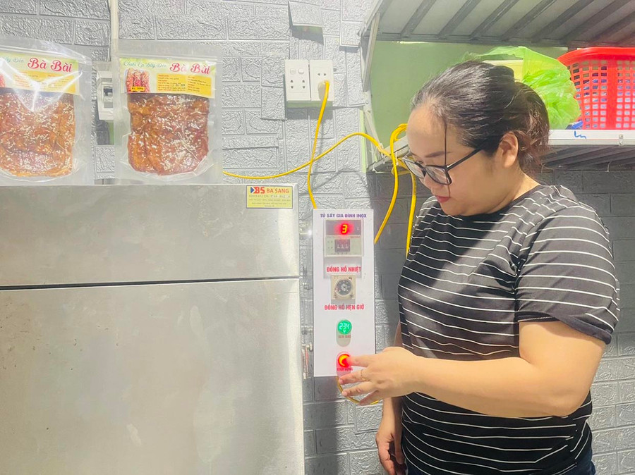 Hệ thống máy sấy chuối giúp chị Hạnh tiết kiệm thời gian, công sức và nâng cao chất lượng sản phẩm. Ảnh: Vũ Chi