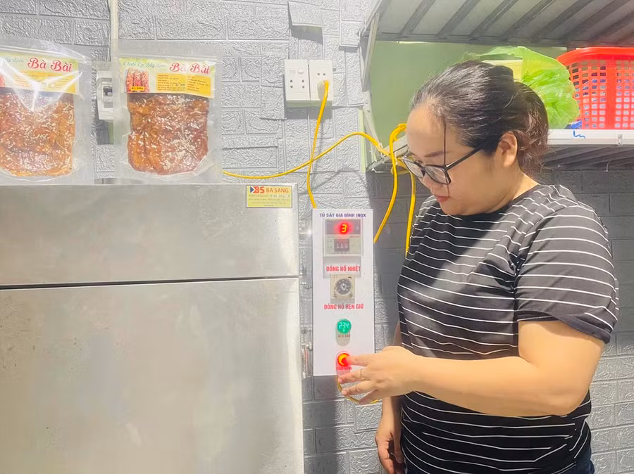 Hệ thống máy sấy chuối giúp chị Hạnh tiết kiệm thời gian, công sức và nâng cao chất lượng sản phẩm. Ảnh: Vũ Chi