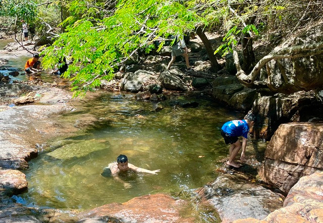 Cuối tuần đi Bình Dương tắm Suối Trúc, ăn lẩu cá không tên - Ảnh 4. Trẻ nhỏ bơi lội ở các hồ nước tại Suối Trúc. Ảnh: HUỲNH NHI