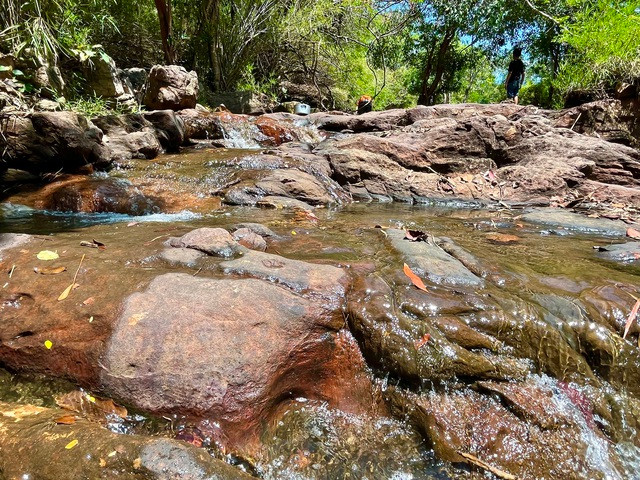 Cuối tuần đi Bình Dương tắm Suối Trúc, ăn lẩu cá không tên - Ảnh 3. Dòng nước chảy lên những tảng đá lớn ở Suối Trúc. Ảnh: HUỲNH NHI