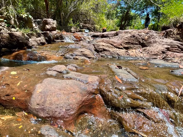 Dòng nước chảy lên những tảng đá lớn ở Suối Trúc. Ảnh: HUỲNH NHI