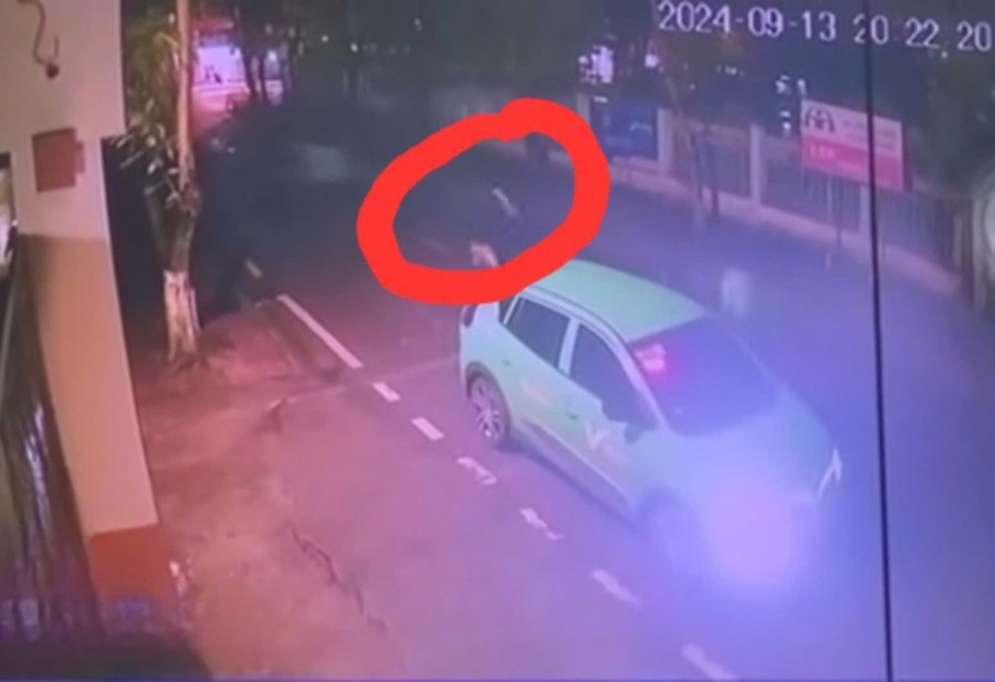 Hình ảnh cắt từ camera: Đối tượng Thắng (khoanh đỏ) bỏ chạy khỏi xe taxi sau vụ cướp bất thành. (Ảnh: Cơ quan Công an cung cấp) Hình ảnh cắt từ camera: Đối tượng Thắng (khoanh đỏ) bỏ chạy khỏi xe taxi sau vụ cướp bất thành. (Ảnh: Cơ quan Công an cung cấp)