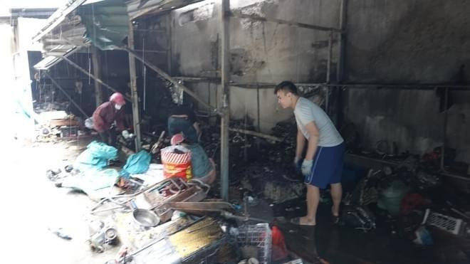 Một cửa hàng đồ cổ ở chợ đồ cũ Vạn Phúc (Hà Đông - Hà Nội) bị sét đánh cháy sáng qua 5-6 Một cửa hàng đồ cổ ở chợ đồ cũ Vạn Phúc (Hà Đông - Hà Nội) bị sét đánh cháy sáng qua 5-6