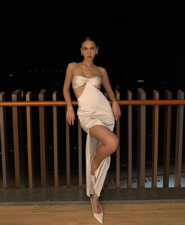 Ưa chuộng vẻ đẹp táo bạo, phá cách, đừng quên bổ sung vào tủ đồ những mẫu đầm cut out gợi cảm. Các đường khoét xẻ ở vùng eo cùng chi tiết cúp ngực, xẻ tà càng tôn lên vòng 1 đẫy đà và đôi chân dài thẳng tắp cho phái đẹp. Ưa chuộng vẻ đẹp táo bạo, phá cách, đừng quên bổ sung vào tủ đồ những mẫu đầm cut out gợi cảm. Các đường khoét xẻ ở vùng eo cùng chi tiết cúp ngực, xẻ tà càng tôn lên vòng 1 đẫy đà và đôi chân dài thẳng tắp cho phái đẹp.