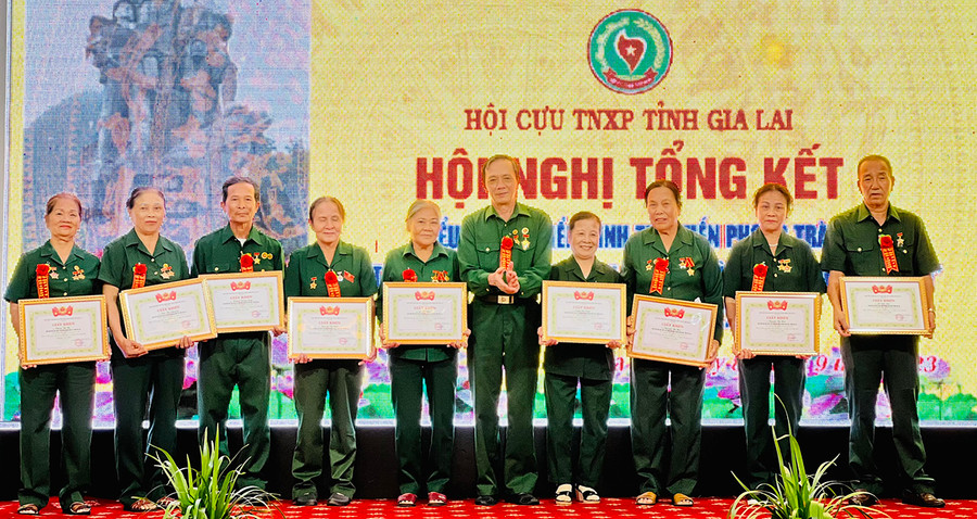 Hội Cựu TNXP tỉnh tặng giấy khen cho các cá nhân có thành tích trong phong trào “Cựu TNXP làm kinh tế giỏi-Vì nghĩa tình đồng đội”. Ảnh: M.N