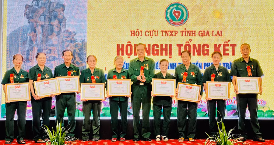Hội Cựu TNXP tỉnh tặng giấy khen cho các cá nhân có thành tích trong phong trào “Cựu TNXP làm kinh tế giỏi-Vì nghĩa tình đồng đội”. Ảnh: M.N