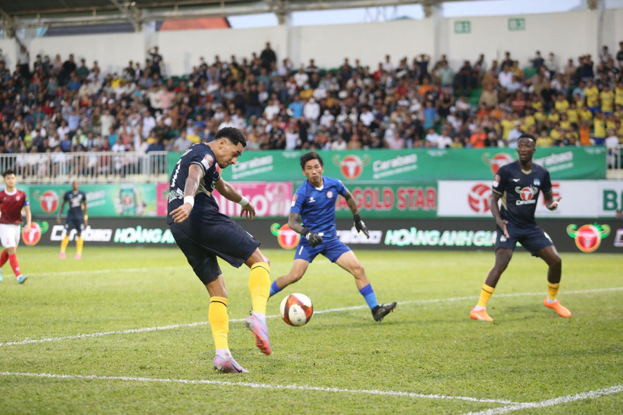 Các tiền đạo của HAGL tỏ ra vô duyên trước khung thành đối phương. Ảnh: Văn Ngọc