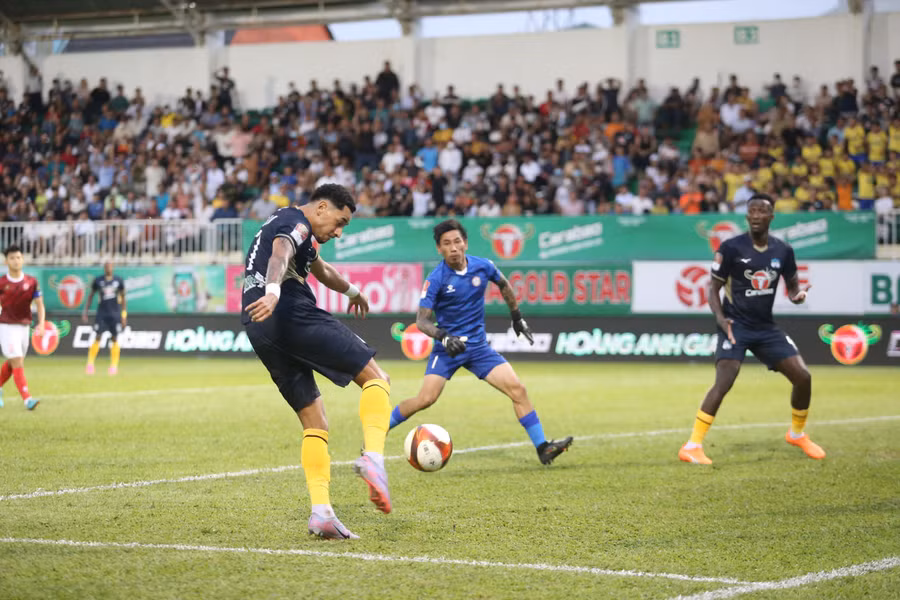 Các tiền đạo của HAGL tỏ ra vô duyên trước khung thành đối phương. Ảnh: Văn Ngọc