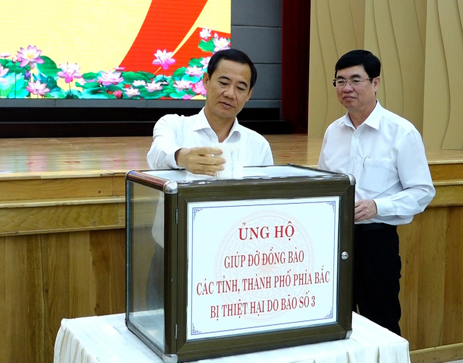 Quyền Bí thư Tỉnh ủy Lâm Đồng Nguyễn Thái Học và Phó Bí thư Thường trực Tỉnh ủy, Trưởng Đoàn ĐBQH tỉnh Trần Đình Văn quyên góp ủng hộ đồng bào lũ lụt phía Bắc tại Lễ phát động. Ảnh: Văn Báu Quyền Bí thư Tỉnh ủy Lâm Đồng Nguyễn Thái Học và Phó Bí thư Thường trực Tỉnh ủy, Trưởng Đoàn ĐBQH tỉnh Trần Đình Văn quyên góp ủng hộ đồng bào lũ lụt phía Bắc tại Lễ phát động. Ảnh: Văn Báu