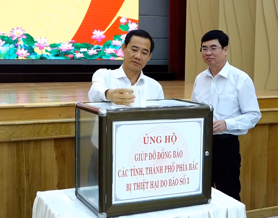 Quyền Bí thư Tỉnh ủy Lâm Đồng Nguyễn Thái Học và Phó Bí thư Thường trực Tỉnh ủy, Trưởng Đoàn ĐBQH tỉnh Trần Đình Văn quyên góp ủng hộ đồng bào lũ lụt phía Bắc tại Lễ phát động. Ảnh: Văn Báu
