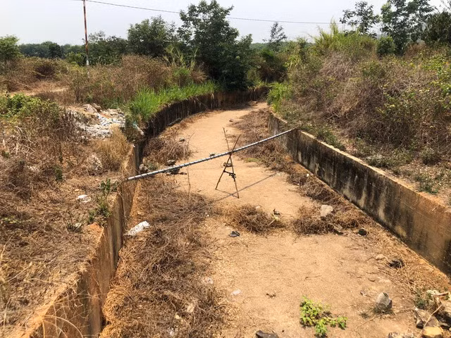 Tuyến kênh mương trên địa bàn xã Sa Bình (H.Sa Thầy, Kon Tum) cạn kiệt không còn khả năng cung cấp nước tưới tiêu.