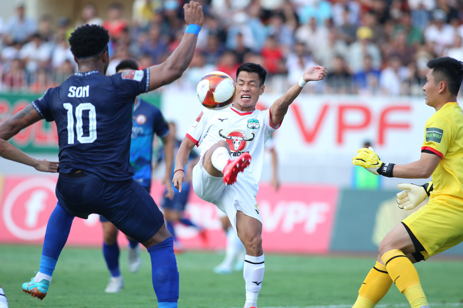 Hậu vệ HAGL Văn Sơn phá bóng trước sự áp sát của tiền đạo Rafaelson bên phía CLB Bình Định Hậu vệ HAGL Văn Sơn phá bóng trước sự áp sát của tiền đạo Rafaelson bên phía CLB Bình Định. Ảnh: Dũng Nguyễn