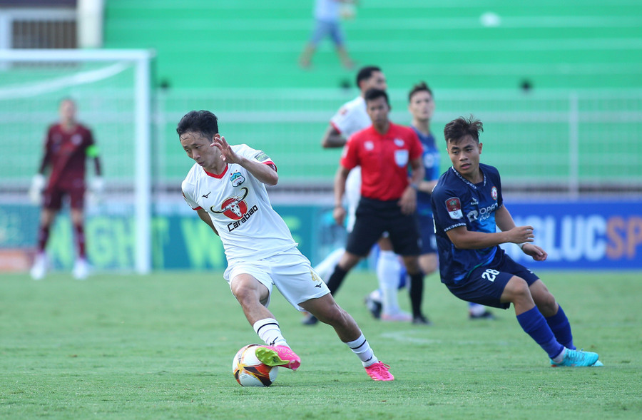 Châu Ngọc Quang đang trưởng thành trong vai trò trụ cột mới của HAGL Châu Ngọc Quang đang trưởng thành trong vai trò trụ cột mới của HAGL. Ảnh: Dũng Nguyễn