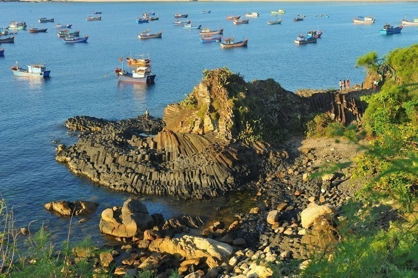 Ghềnh Đá Đĩa là địa danh nổi tiếng của tỉnh Phú Yên, nằm ở xã An Ninh Đông, huyện Tuy An. (Ảnh: Minh Đức/TTXVN) Ghềnh Đá Đĩa là địa danh nổi tiếng của tỉnh Phú Yên, nằm ở xã An Ninh Đông, huyện Tuy An. (Ảnh: Minh Đức/TTXVN)