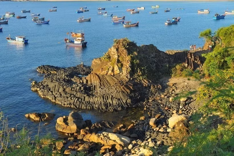 Ghềnh Đá Đĩa là địa danh nổi tiếng của tỉnh Phú Yên, nằm ở xã An Ninh Đông, huyện Tuy An. (Ảnh: Minh Đức/TTXVN)