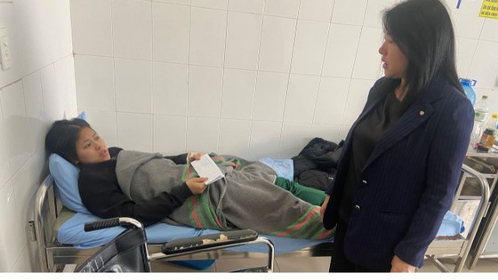 Đại diện lãnh đạo UBND TP Đà Lạt thăm hỏi người bị thương trong vụ sạt lở Đại diện lãnh đạo UBND TP Đà Lạt thăm hỏi người bị thương trong vụ sạt lở