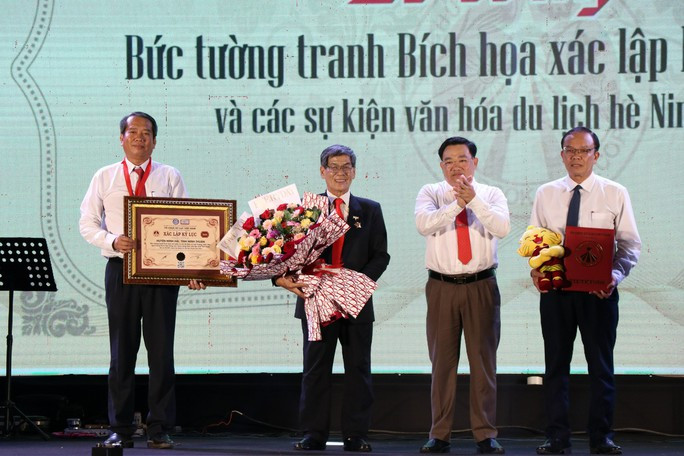 Huyện Ninh Hải đón nhận bằng xác lập kỷ lục Việt Nam. Ảnh: DQ Huyện Ninh Hải đón nhận bằng xác lập kỷ lục Việt Nam. Ảnh: DQ