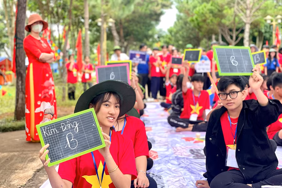 Thí sinh hào hứng tham gia phần thi “Rung chuông vàng”. Ảnh: P.D