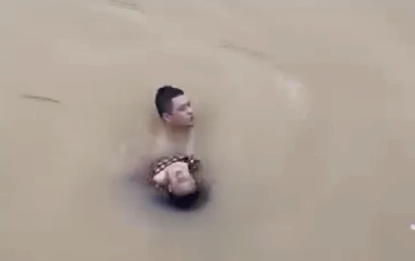 Anh Phúc lao ra giữa dòng sông cứu cháu bé bị đuối nước Anh Phúc lao ra giữa dòng sông cứu cháu bé bị đuối nước