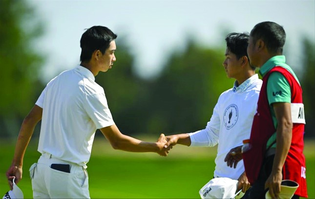 Nguyễn Anh Minh (phải) bắt tay đối thủ Chang Xihuan tại tứ kết US Junior Amateur 2024. Nguyễn Anh Minh (phải) bắt tay đối thủ Chang Xihuan tại tứ kết US Junior Amateur 2024.