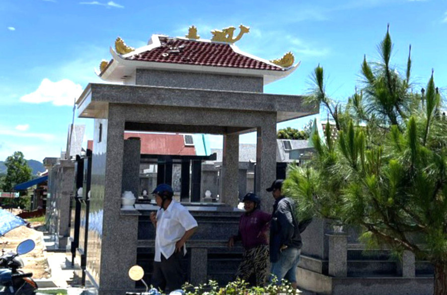 Phần mộ người thân của chị Mai Út Cẩm Trinh tại Nghĩa trang huyện Mang Yang bị kẻ gian đập phá. Ảnh: P.R Phần mộ người thân của chị Mai Út Cẩm Trinh tại Nghĩa trang huyện Mang Yang bị kẻ gian đập phá. Ảnh: P.R