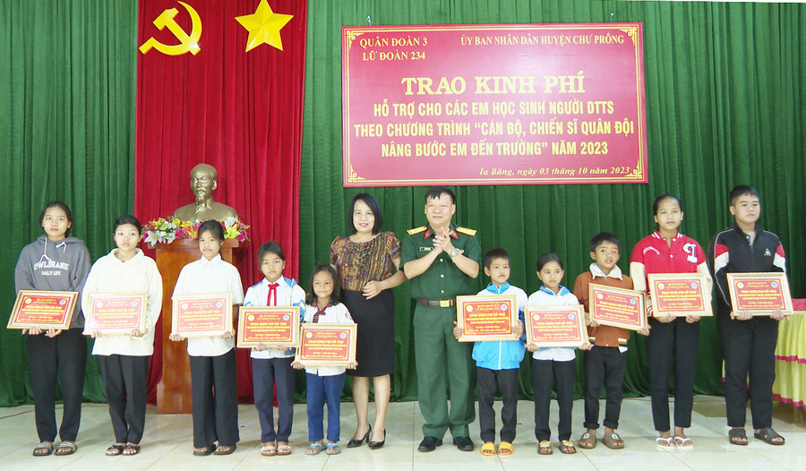 Trao học bổng hỗ trợ kinh phí học tập cho học sinh xã Ia Băng (huyện Chư Prông). Ảnh: Rơ Lan Viện Trao học bổng hỗ trợ kinh phí học tập cho học sinh xã Ia Băng (huyện Chư Prông). Ảnh: Rơ Lan Viện